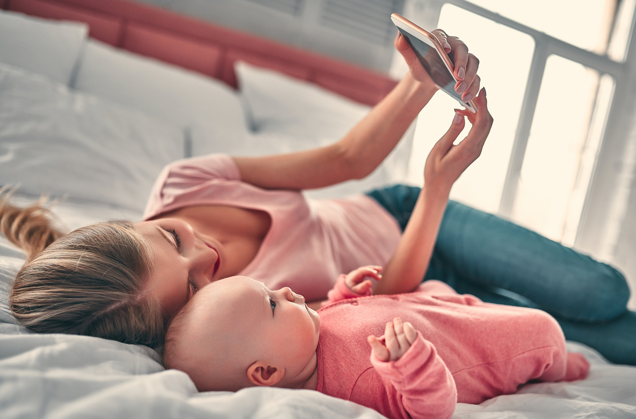 Фото №1 - Невидимый третий: как экран телефона влияет на восприятие мамы малышом