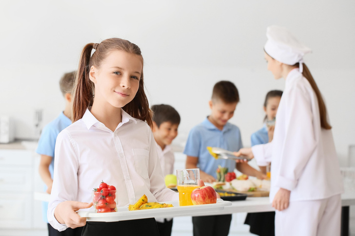 Рассольник, оладушки и манговые чипсы: как заказать питание в школе по карте Москвенок — пошаговая инструкция