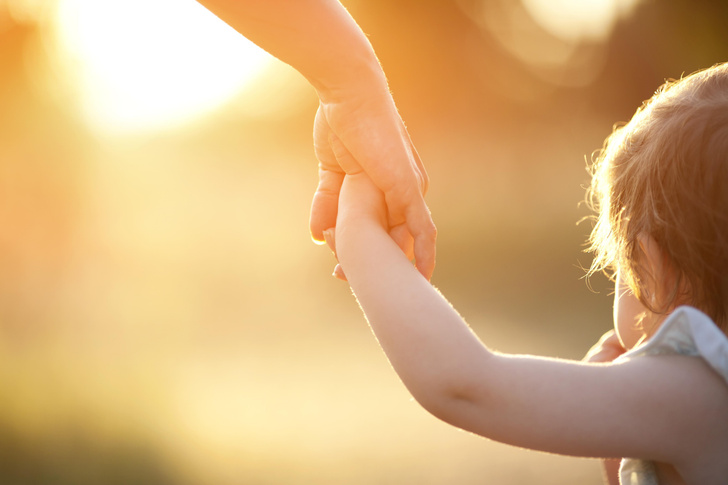 «Стеклянный ребенок»: советы родителям о том, как не дать детям чувствовать себя ненужными