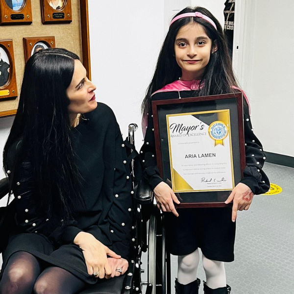 9-летняя девочка получила награду за то, что спасла свою мать