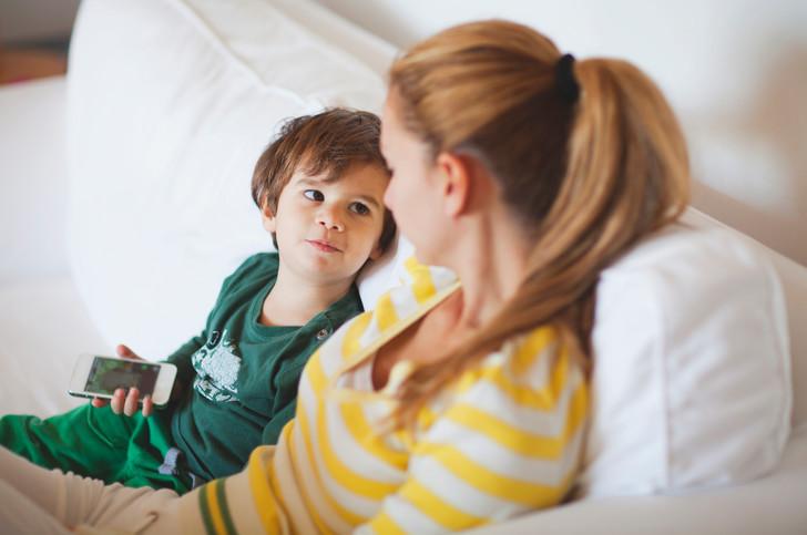 «Стеклянный ребенок»: советы родителям о том, как не дать детям чувствовать себя ненужными