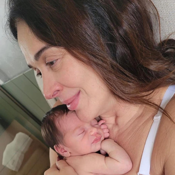 Бразильская телеведущая Клаудия Райя забеременела в 56 и родила здорового ребенка — таких случаев меньше 1%