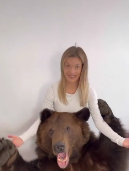 «Он дрессированный»: блогерша оправдалась за медведя, которого привела домой к ребенку