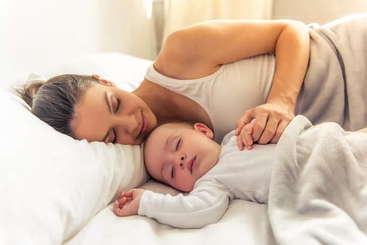 в какой позе должен спать новорожденный ребенок
