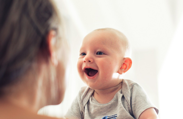 первая улыбка новорожденного когда появляется