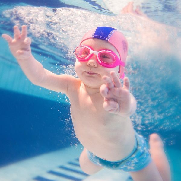 Как научить грудничка плавать в бассейне и в ванной: советы инструктора