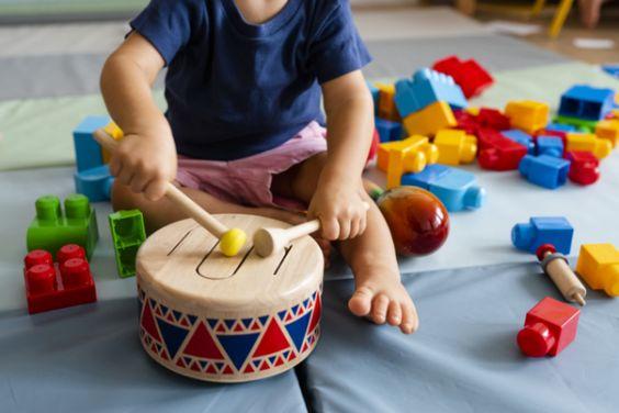 Игра на музыкальных инструментах способствует развитию головного мозга: как помочь ребенку полюбить музыку