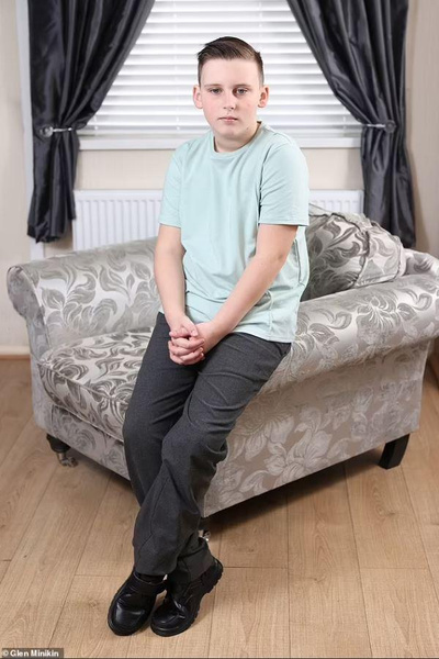 11-летний мальчик медленно теряет зрение и скоро ослепнет — медицина бессильна