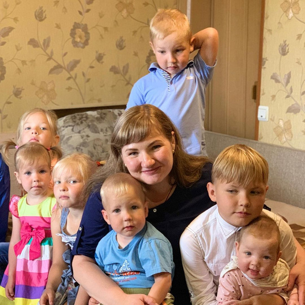 Оксана Усова с детьми, многодетная мама из Новосибирска, история из жизни, мама десятерых детей