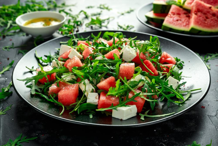 Салат с арбузом, фетой и лаймовой заправкой: самый летний обед