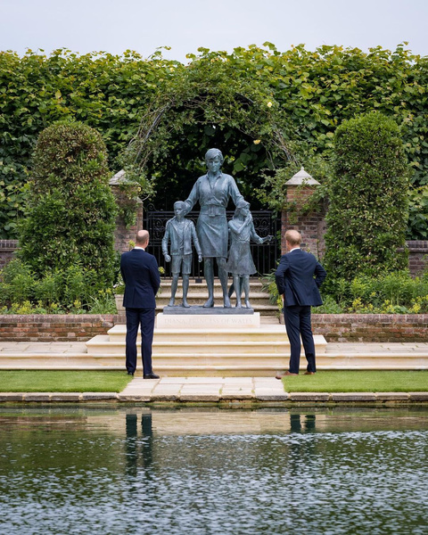 Принцы Гарри и Уильям открыли памятник принцессе Диане — фото