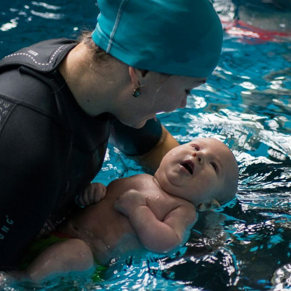 Как научить грудничка плавать в бассейне и в ванной: советы инструктора