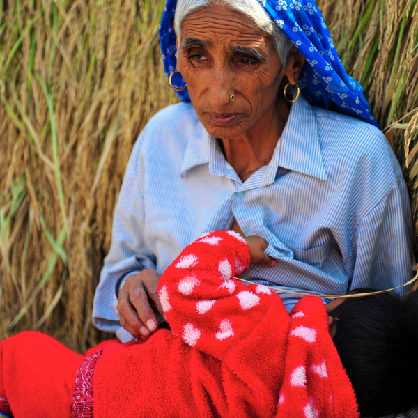 Впервые стала мамой в 70 лет: как живет старейшая роженица в мире