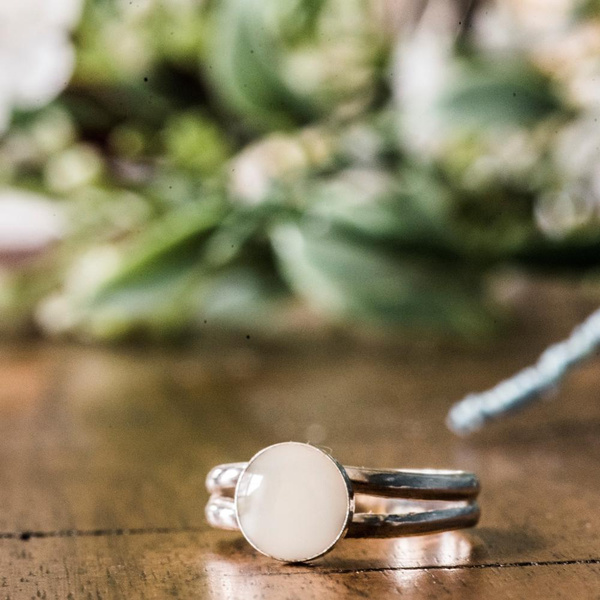 Жених подарил невесте кольцо, сделанное из ее грудного молока
