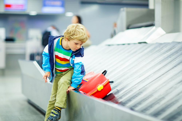 За бортом: как родители бросают детей в аэропорту