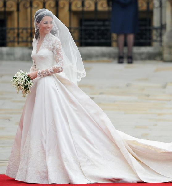 Цветы из хрусталя и вышивка из настоящего золота: 7 самых дорогих королевских свадебных платьев